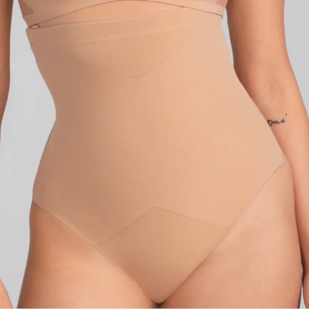 NWT Honeylove M SuperPower Thong Panty Shapewear Logo Mesh Compression Nude Tan